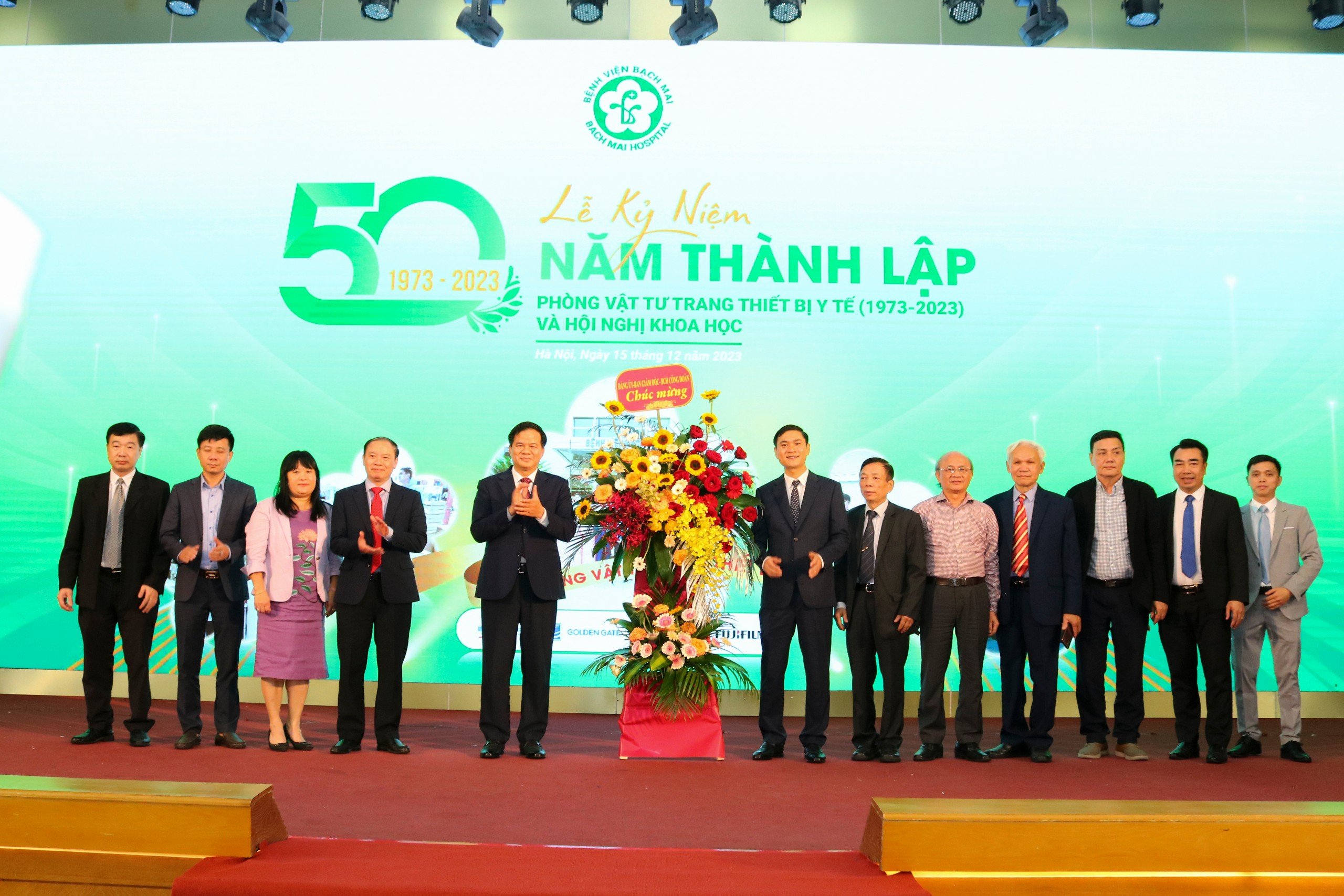 Tìm Hiểu Cơ Sở Vật Chất và Tiện Ích Tại Nhà Văn Hóa Bạch Mai  Giới thiệu các phòng chức năng, sân bãi, trang thiết bị và các tiện ích khác có tại Nhà Văn Hóa Bạch Mai, đáp ứng nhu cầu sinh hoạt, vui chơi, giải trí của người dân.