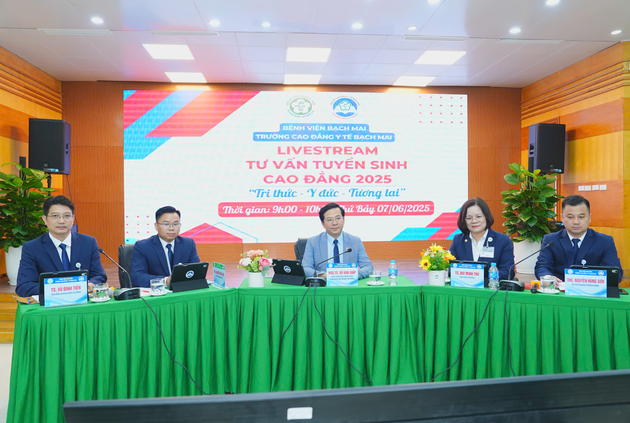CẢNH SINH VIÊN THỰC HÀNH TRONG PHÒNG THÍ NGHIỆM CHUYÊN NGÀNH