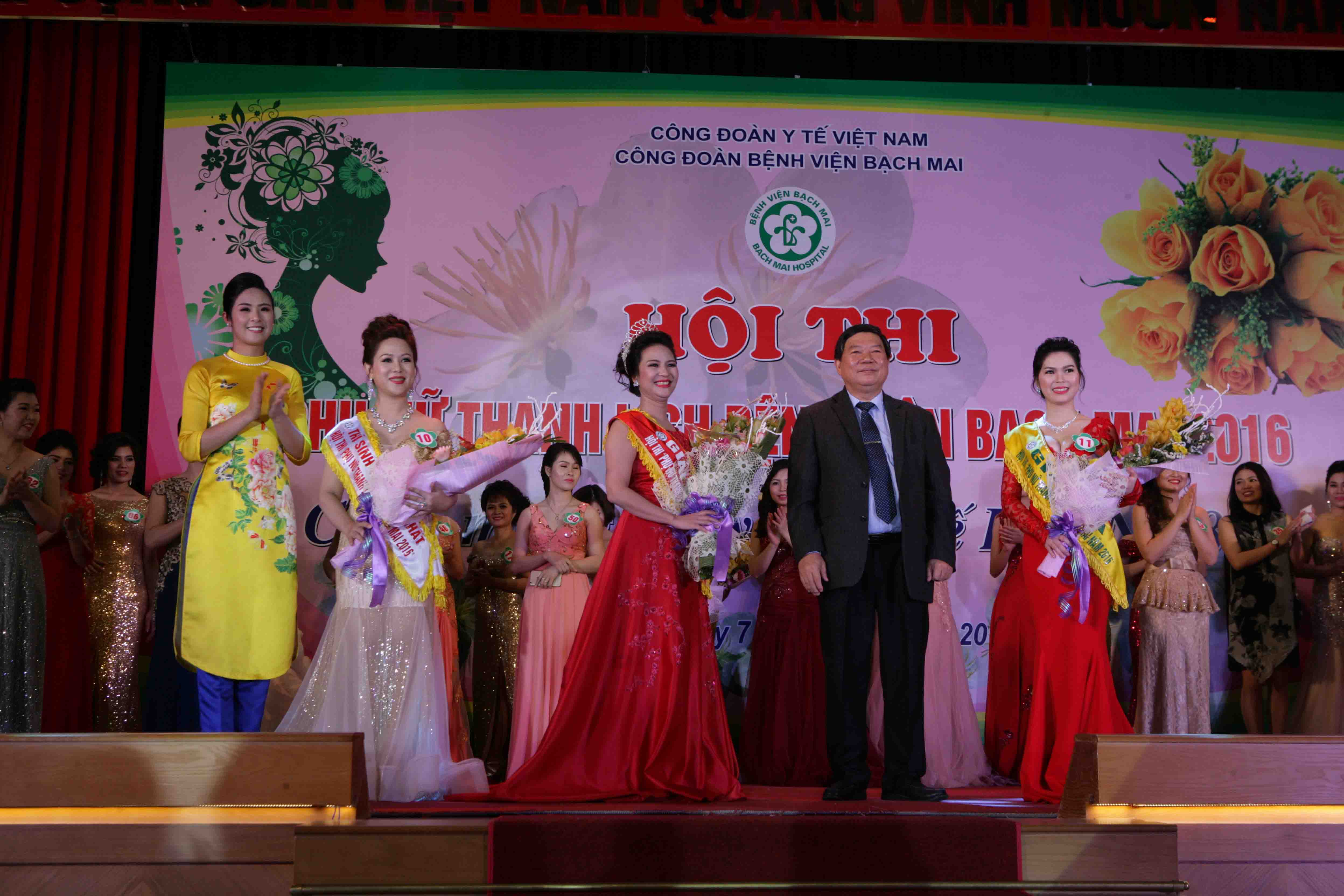 trao_giai_nhat_nhi_ba.jpg trao_giai_nhat_nhi_ba.jpg