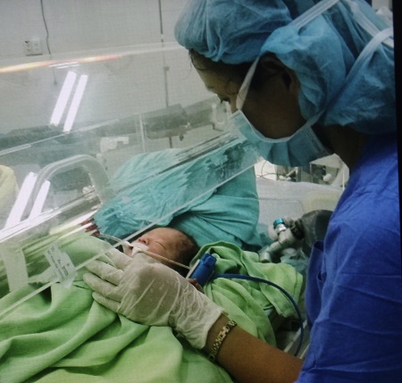 mot-be-so-sinh-bi-ruot-nam-ngoai-bung-hiem-gap_1.jpg mot-be-so-sinh-bi-ruot-nam-ngoai-bung-hiem-gap_1.jpg