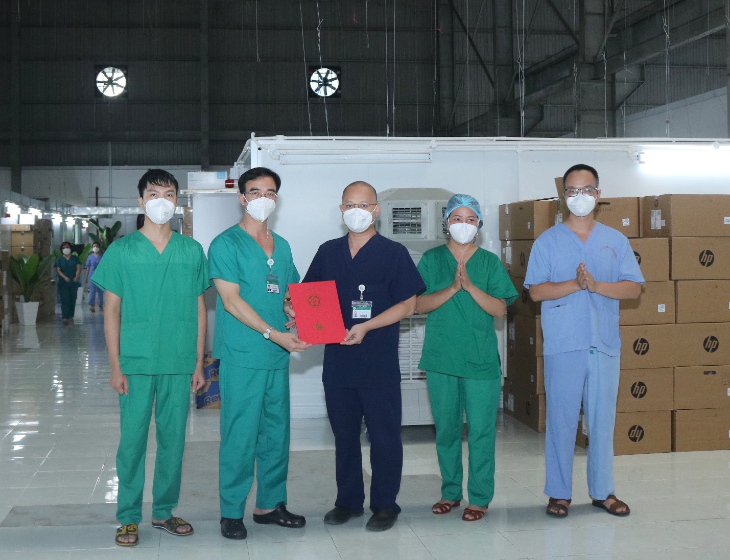 trung tam hoi suc nguoi benh covid 19 benh vien bach mai khen thuong nhieu tap the ca nhan