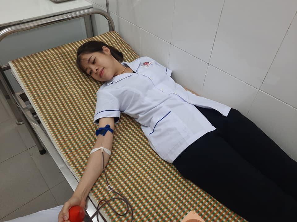 2 can b y t Bui Th Minh Hng va Le Th Minh Tram hin mau cu sng bnh nhan M 2