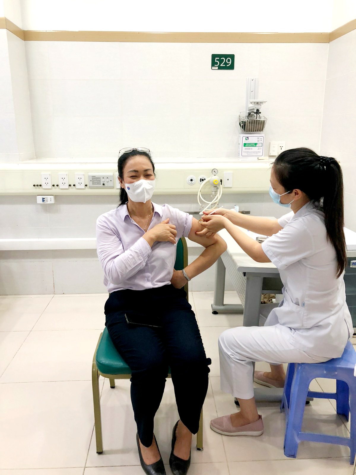ba Binh tiem vaccine