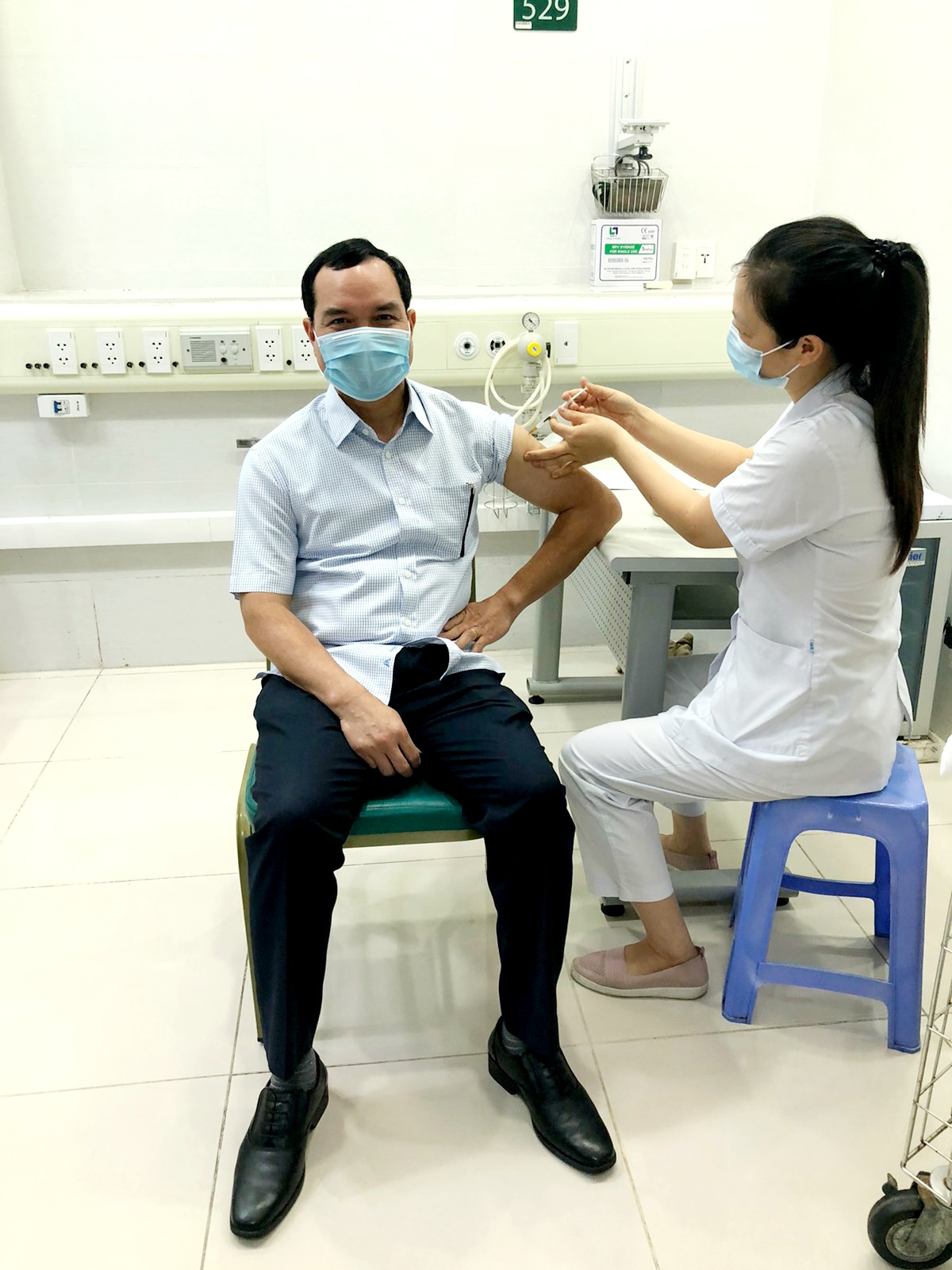 ong KHang tiem vaccine