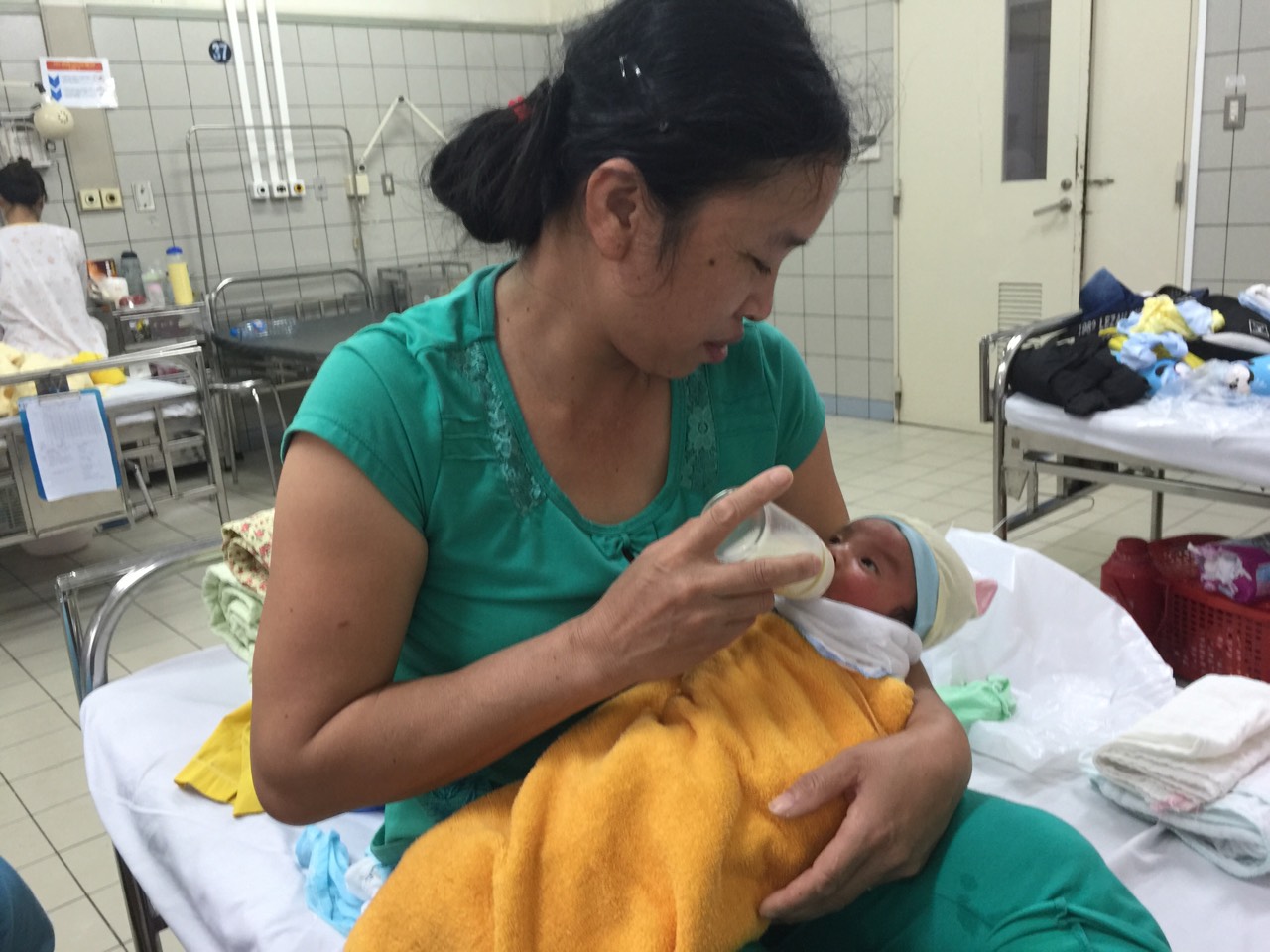 Chau da co the tu an 30 40ml sua me