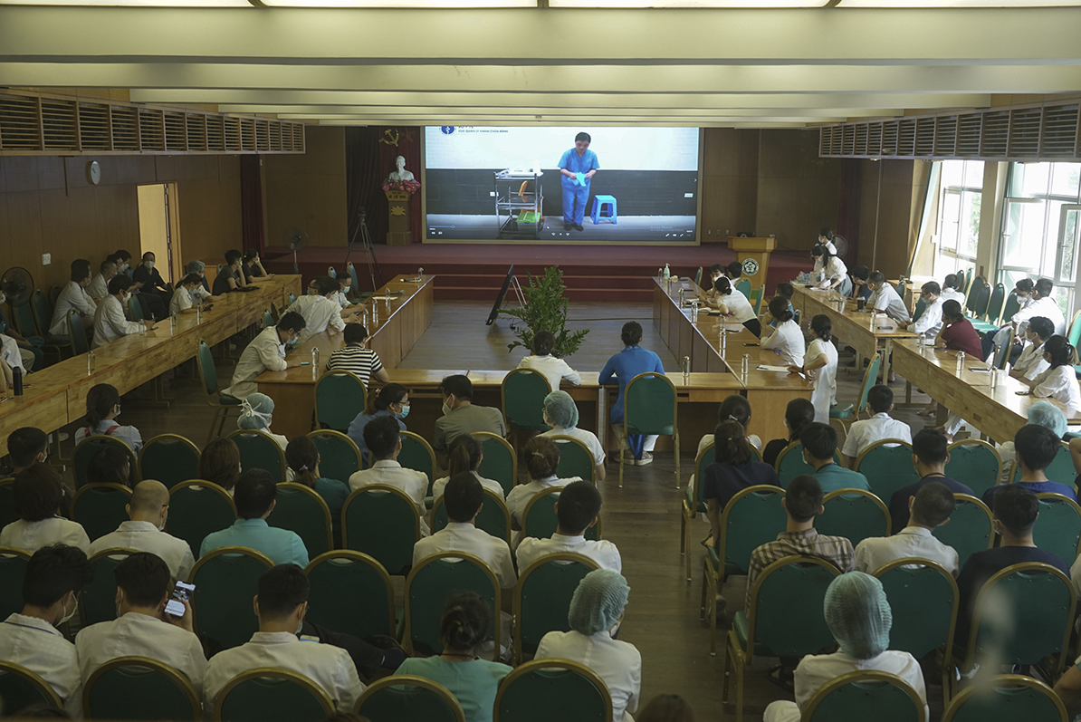 gan 200 can bo yte benh vien bach mai duoc tap huan len duong chi vien tphcm4