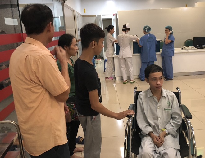 BN Hien truoc gio vao phong mo lan 2