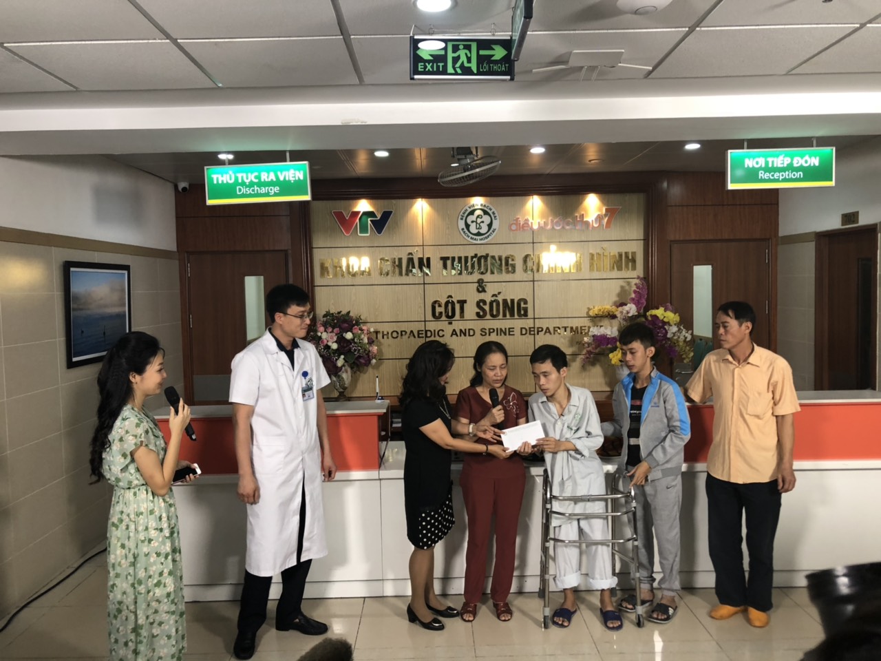 BS Man va BS Du trao qua cho BN