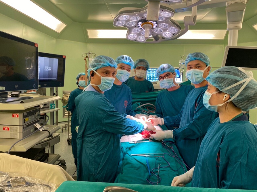 ekip phau thuat cho bn H 1