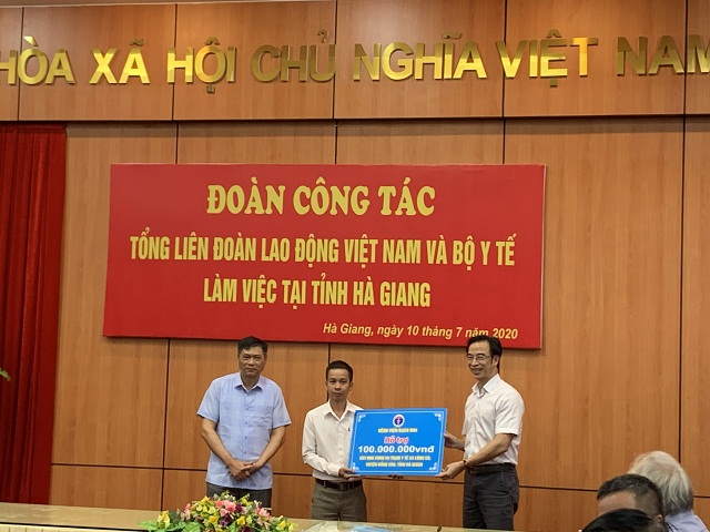 Gs Tuan trao 100 trieu