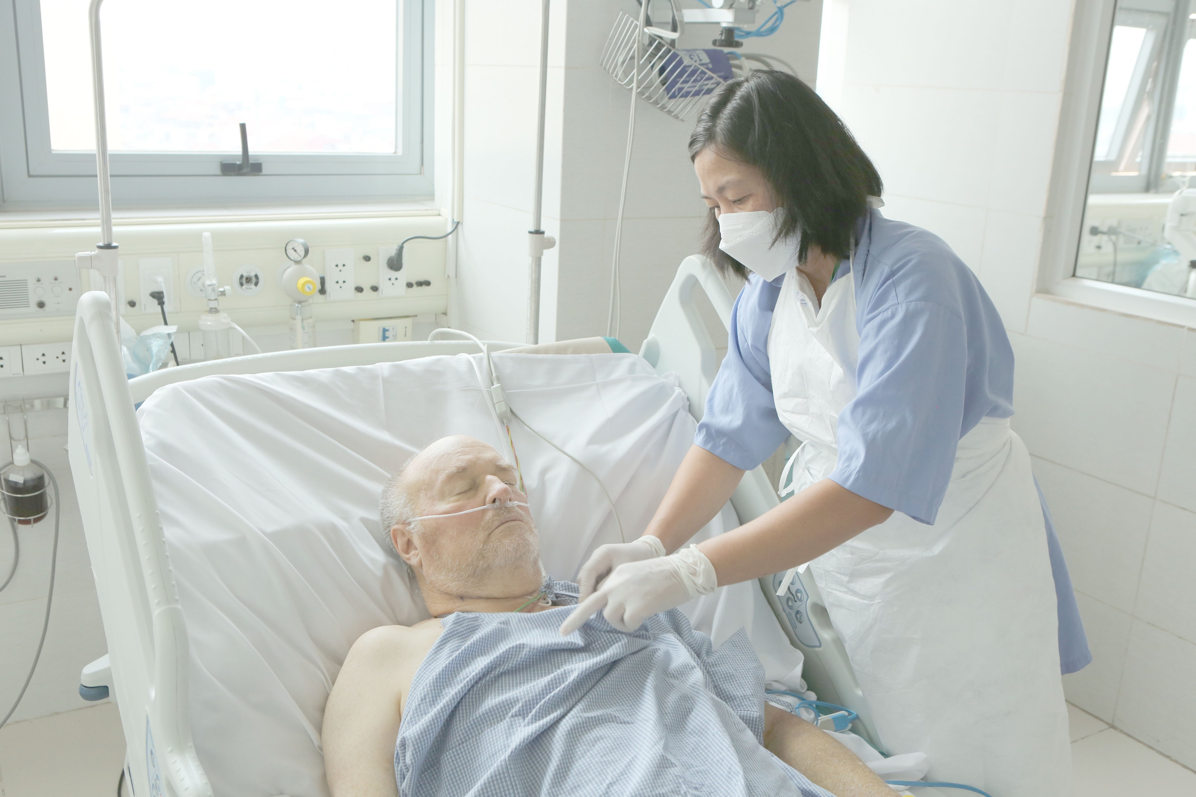 Chi Thu cham soc cho chong