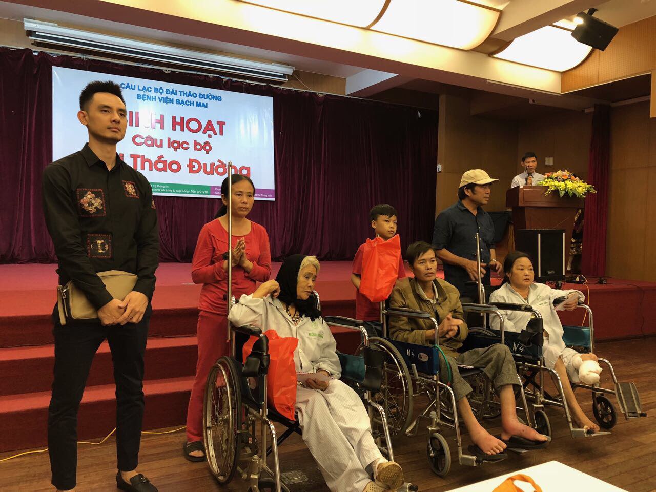 trao qua cho 3 BN kk