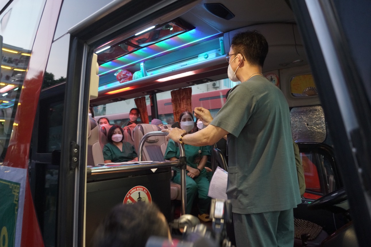 1500 sinh vien va thay co cao dang y te bach mai len duong chi vien cho tphcm5