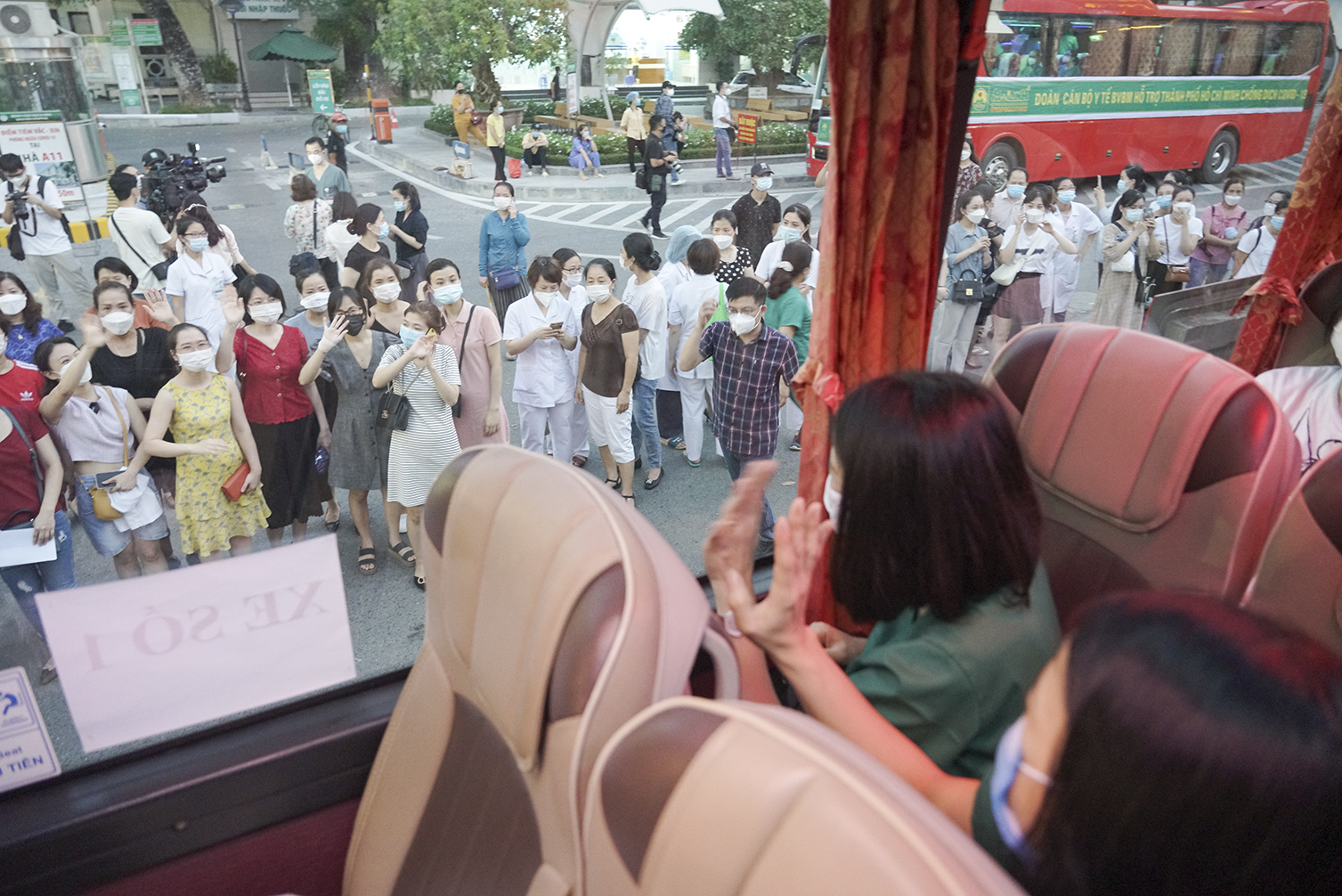 1500 sinh vien va thay co cao dang y te bach mai len duong chi vien cho tphcm3