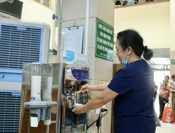 Nuoc uong mien phi phuc vu nb