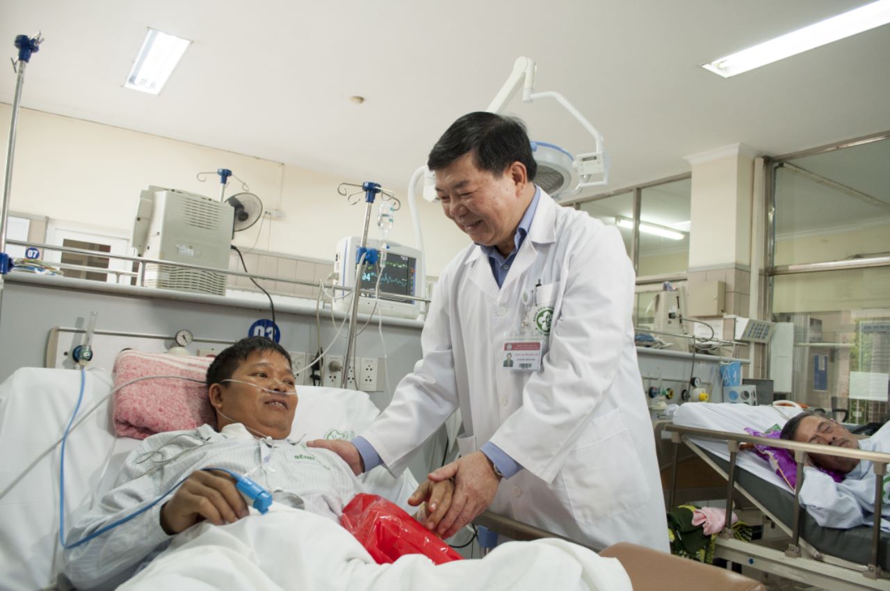 GD trao qua cho Bn khoa CC