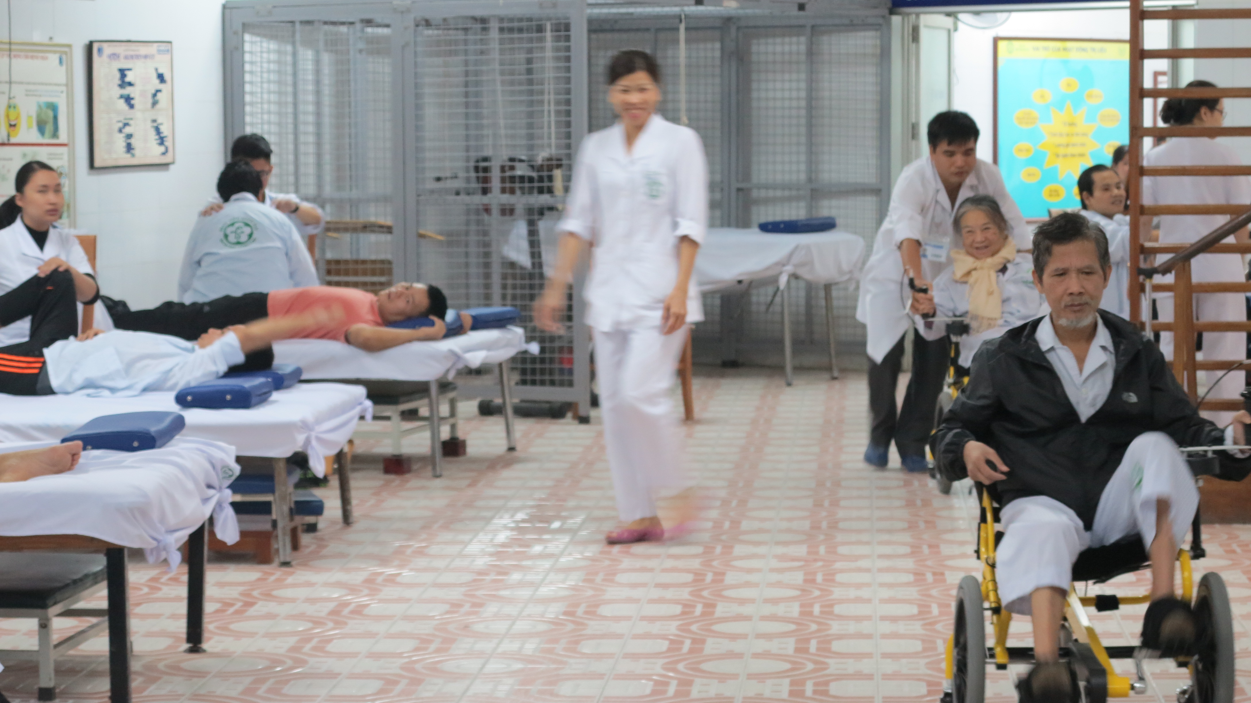 Anh-benh-nhan-tu-di-chuyen-bang-xe-lan-dap-chan-3.jpg - 1.87 MB