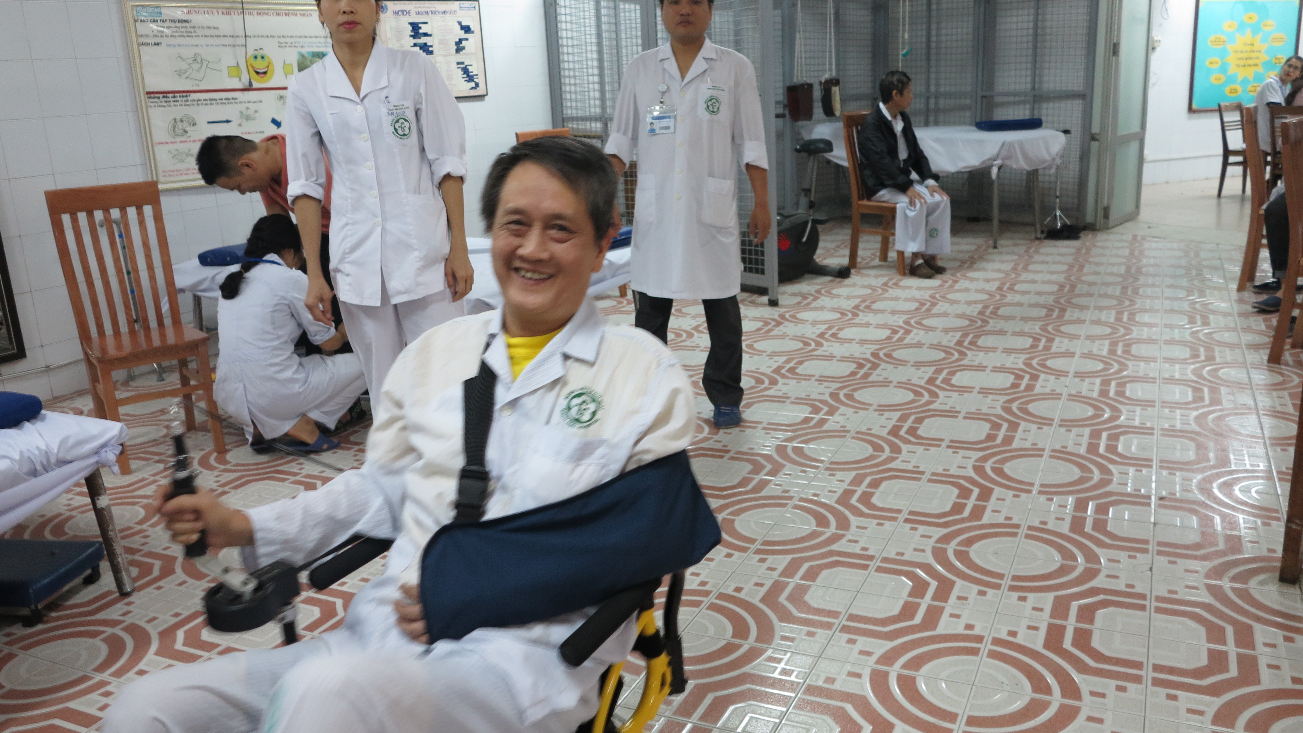 Anh-benh-nhan-tu-di-chuyen-bang-xe-lan-dap-chan.jpg - 2.34 MB