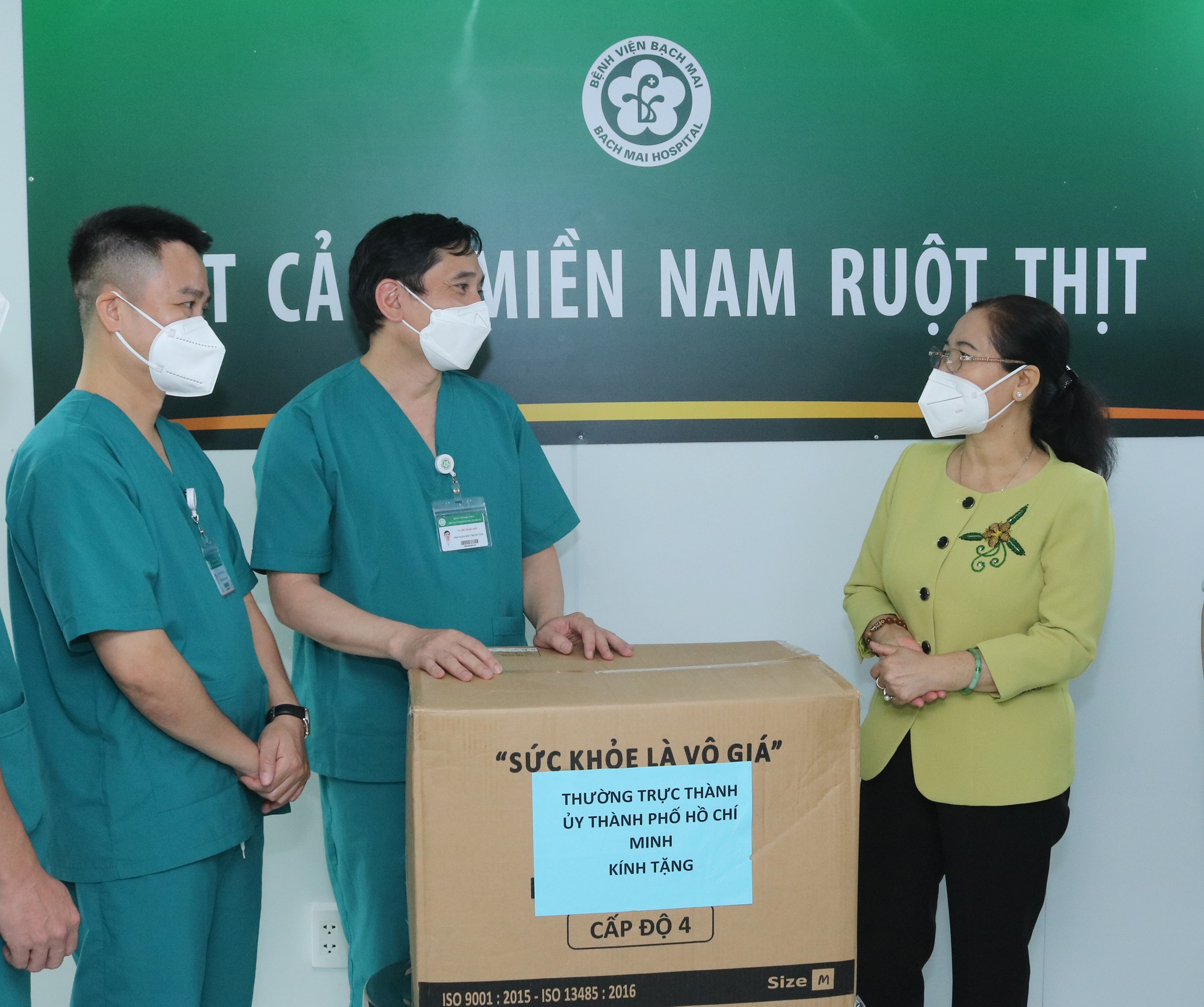 lanh dao tphcm tham va dong vien cac y bac si benh vien bach mai