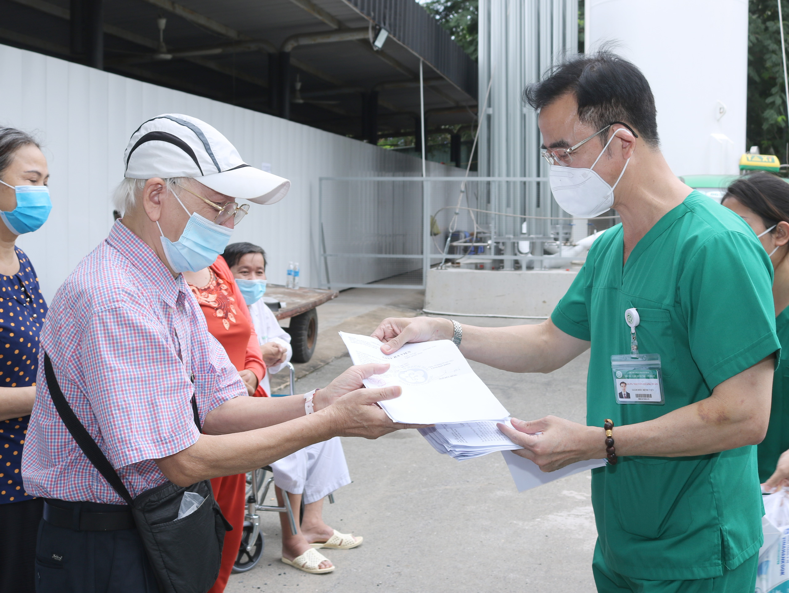 GS Tuan trao Giay xuat vien cho bn