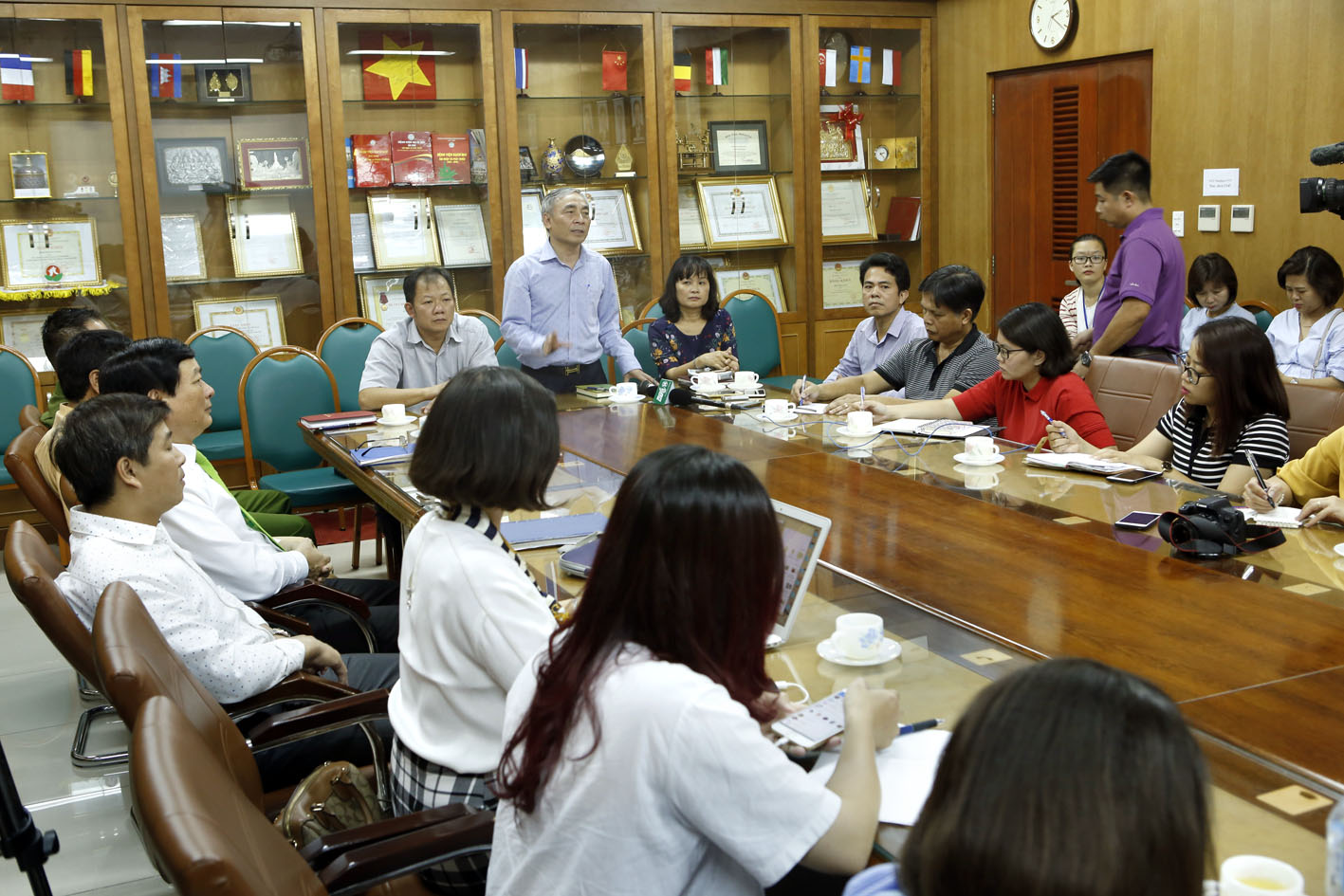 ong Nguyen Ngoc Hien phat bieu tai buoi hop bao