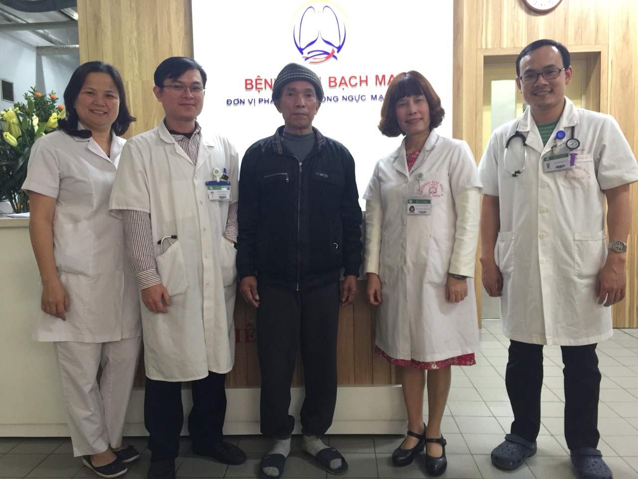 Cac BS chuc mung BN khoe manh duoc ve nha