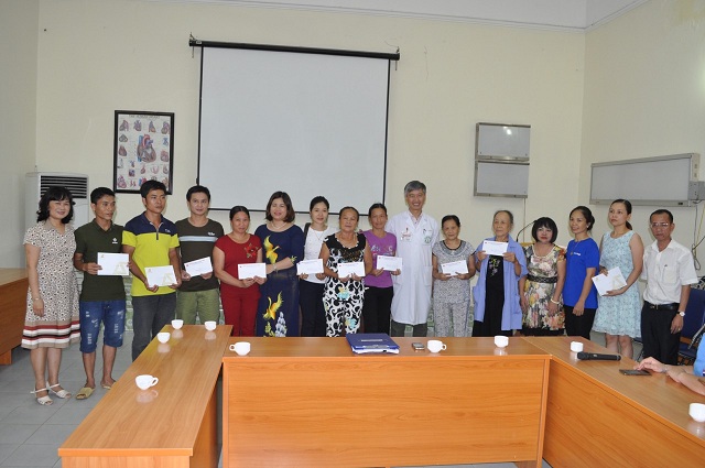 tang qua cho cac doi tuong co cong