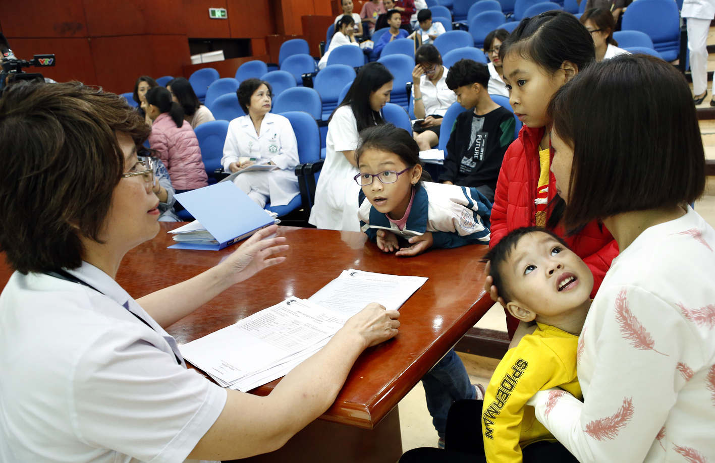 GS Huong dnag tham kham cho BN