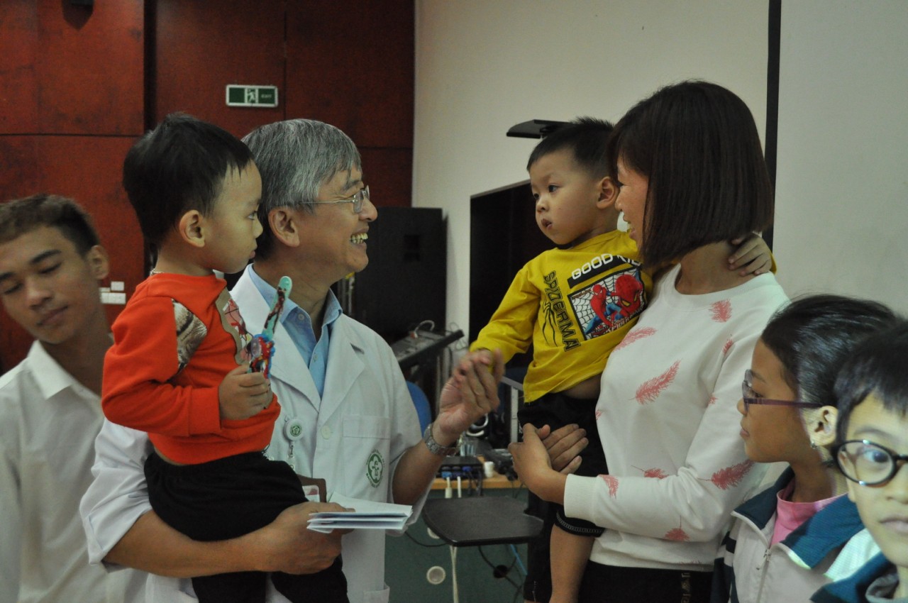 GS Loi trao qua cho cac chau