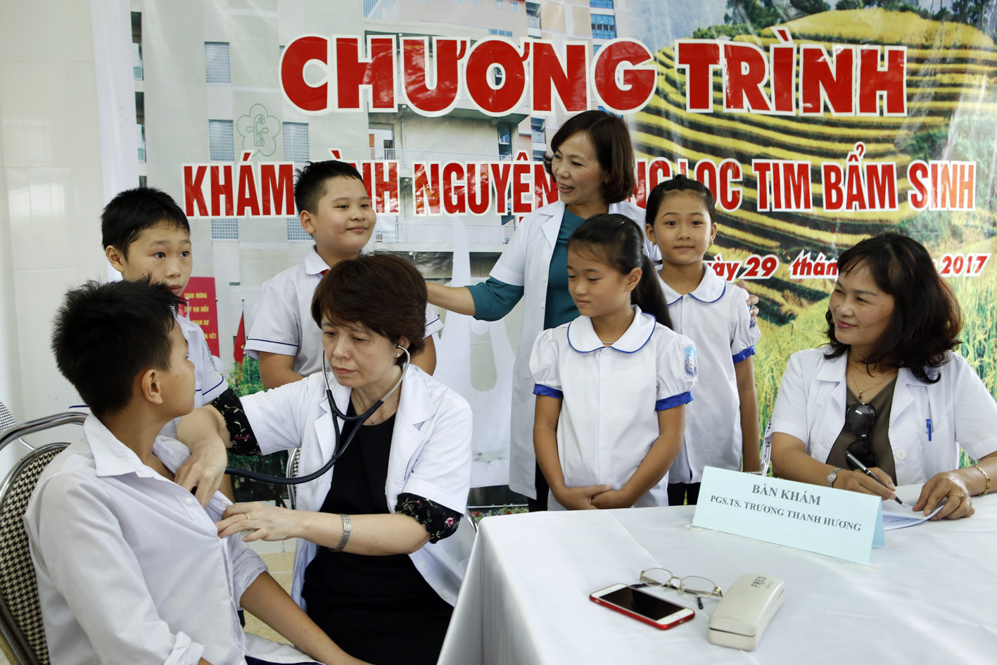 PGS Huong kham cho hs