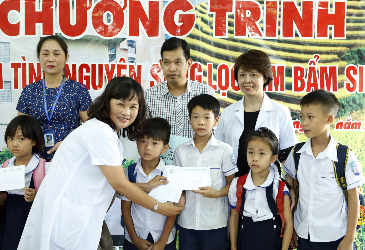 BS Man trao hoc bong cho hs kho khan