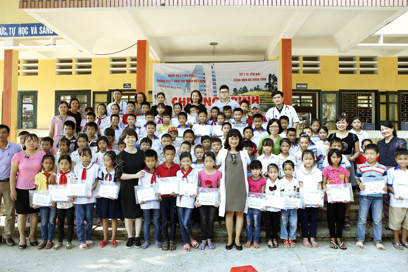 toan cong tac chup anh cung cac chau truogn MQ