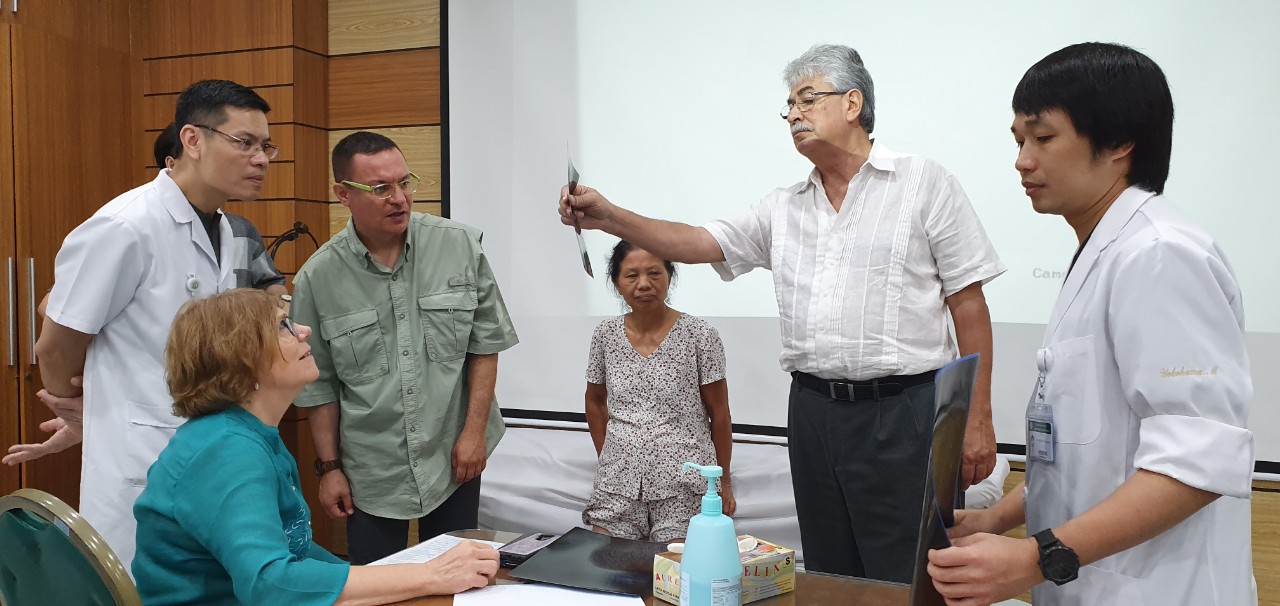 cac bac si tham kham cho bn