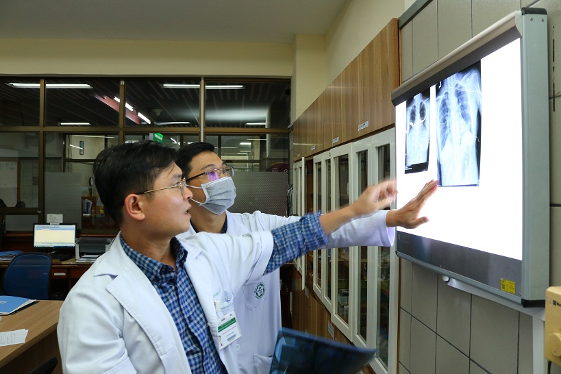 bs Khanh va bs Minh xem phim chup cho bn