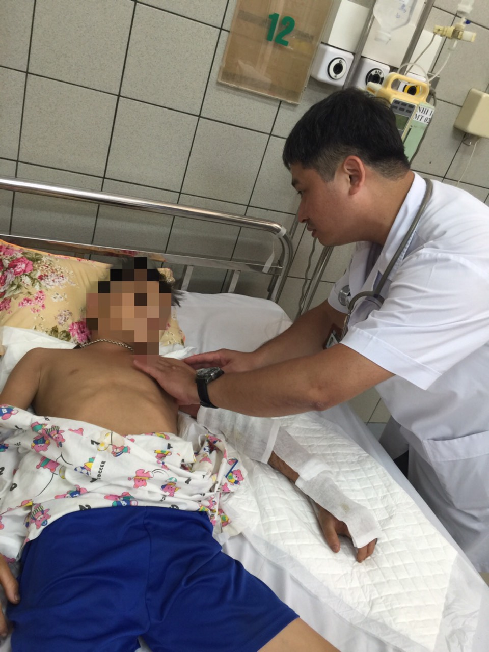 bs Nam dnag tham kham cho benh nhi