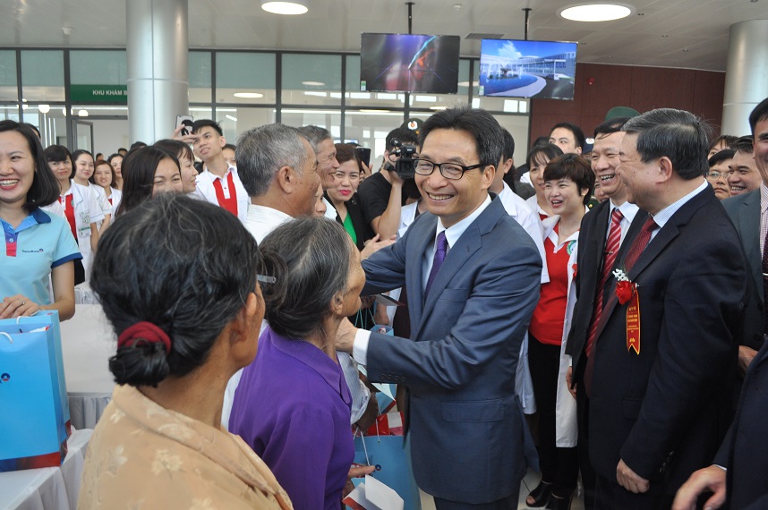 PTT tham va tang qua cho ba con