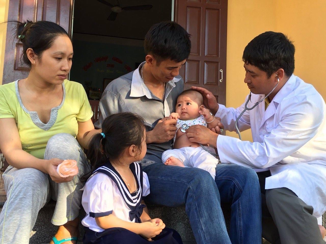 10.2.2022 bs Nam kham cho mot benh nhi trong chuyen cong tac cong dong