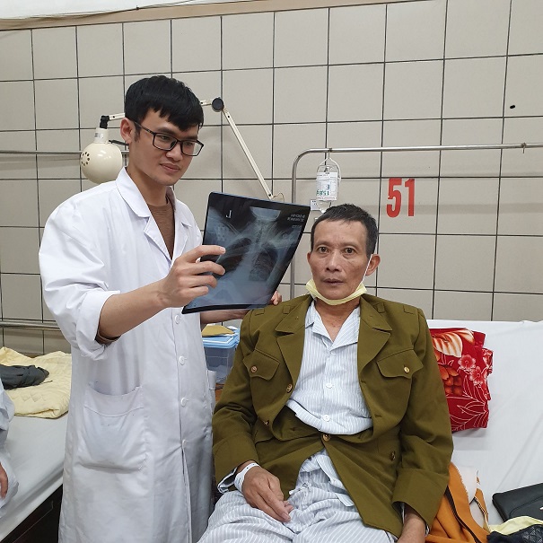 BS Duy kiem tra phim chup bn sau mo 2 tuan