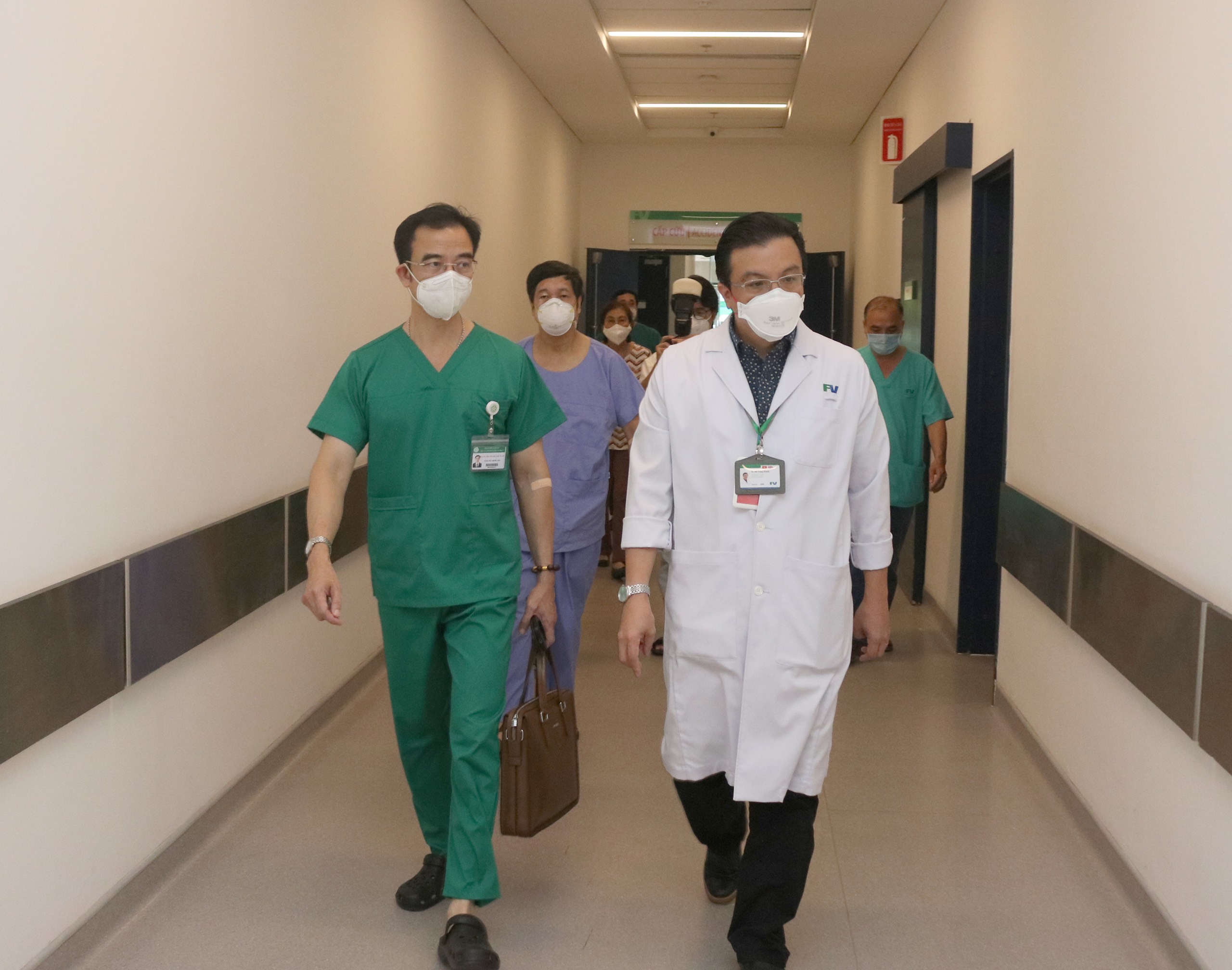 doan chuyen gia benh vien bach mai khao sat va ho tro chuyen mon dieu tri nguoi benh covid cho bvien fv