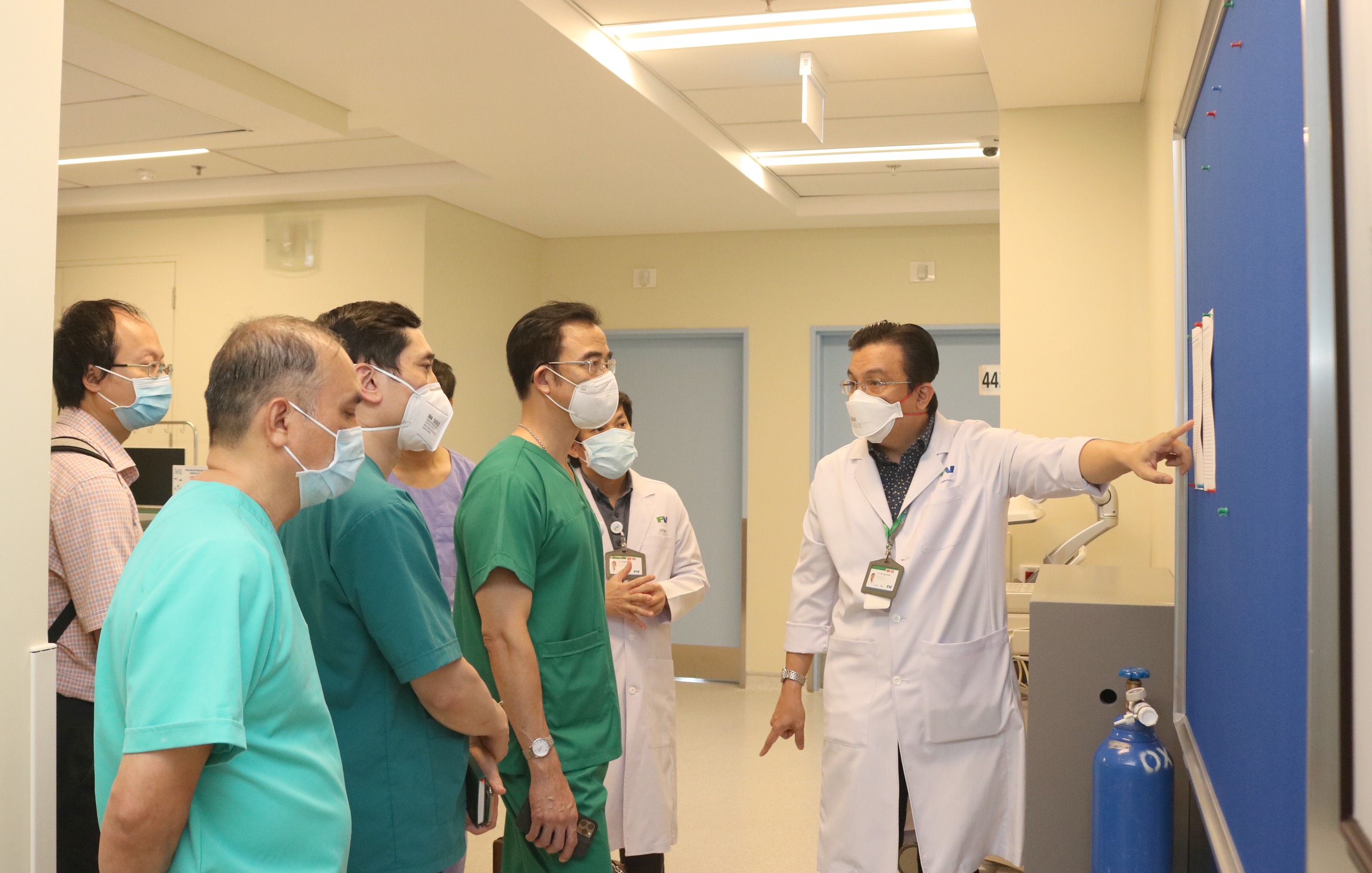 doan chuyen gia benh vien bach mai khao sat va ho tro chuyen mon dieu tri nguoi benh covid cho bvien fv2