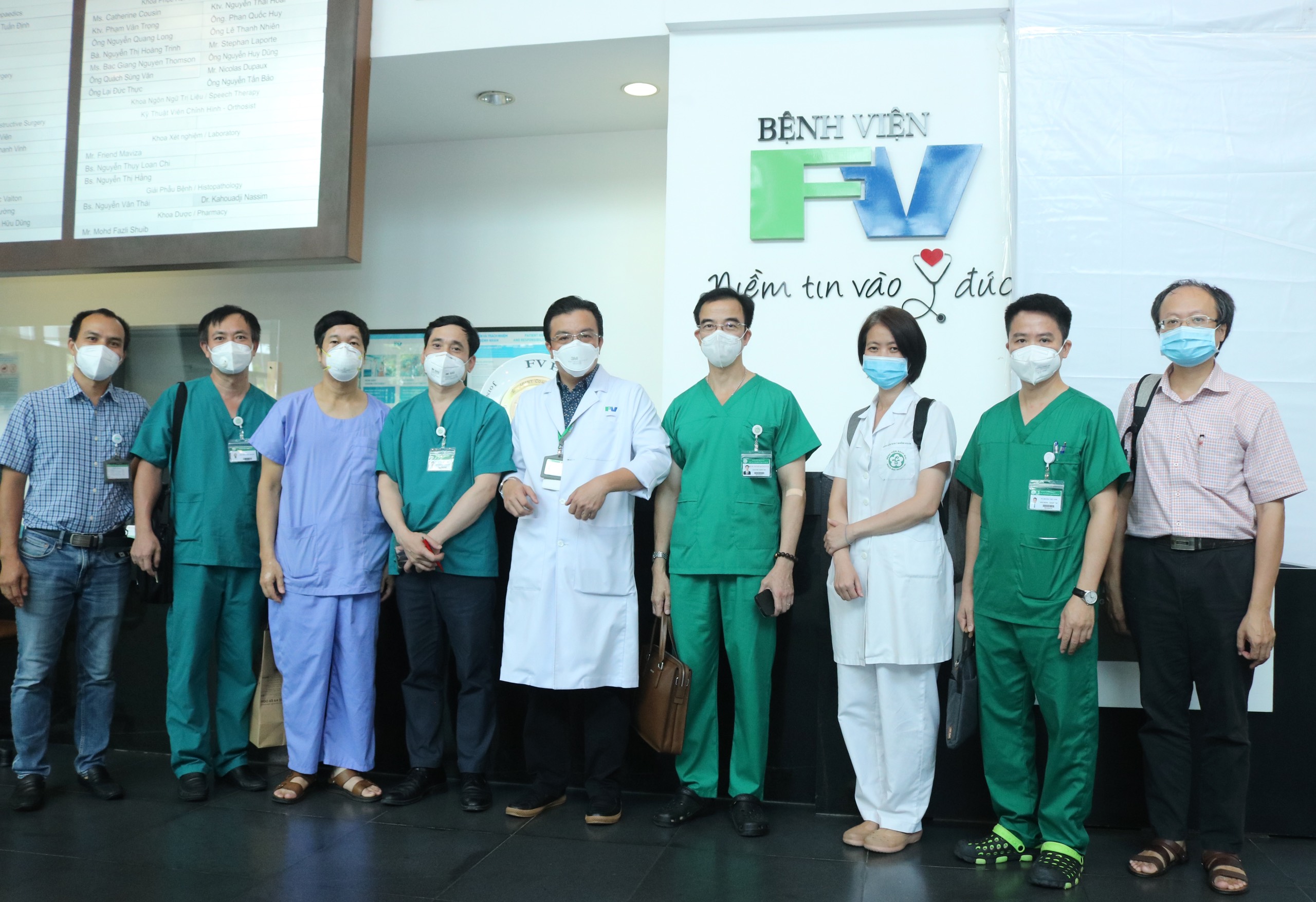 doan chuyen gia benh vien bach mai khao sat va ho tro chuyen mon dieu tri nguoi benh covid cho bvien fv4