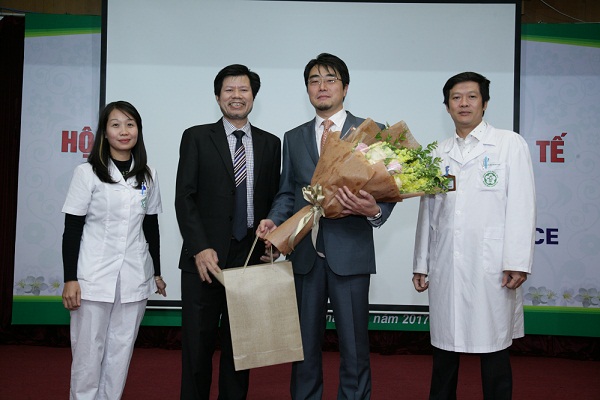 khoa Than NT tang hoa chuc mung TS. Tanaka