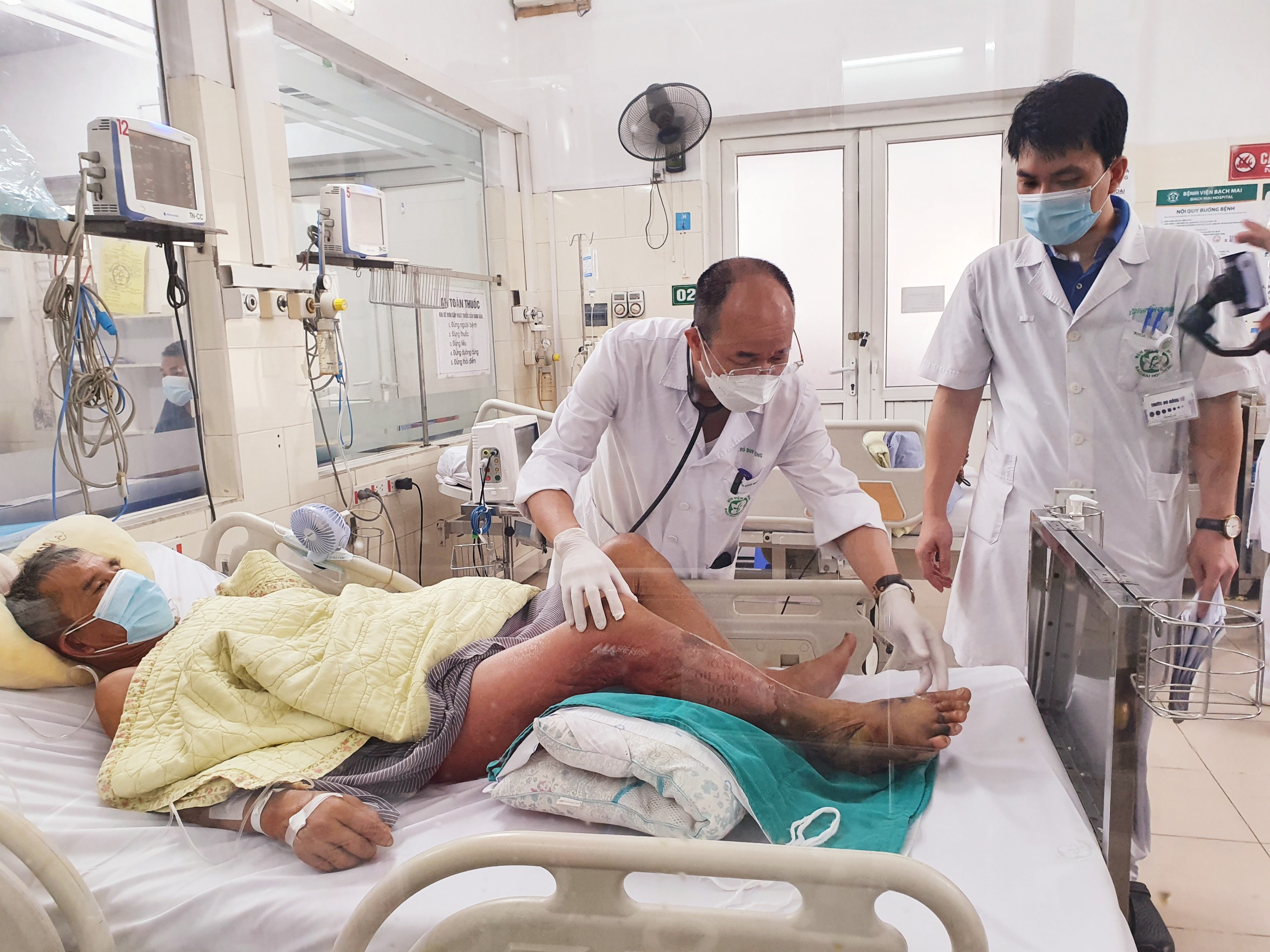 PGS Cuong va BS Huy tham kham cho bn