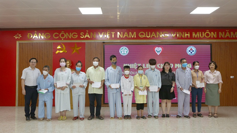 Trao qua cho benh nhan cua TTYT Tan Son