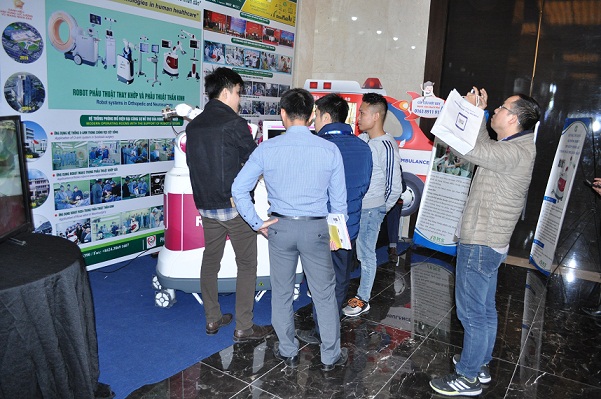 dong dao khach tham quan gian hang cua BV