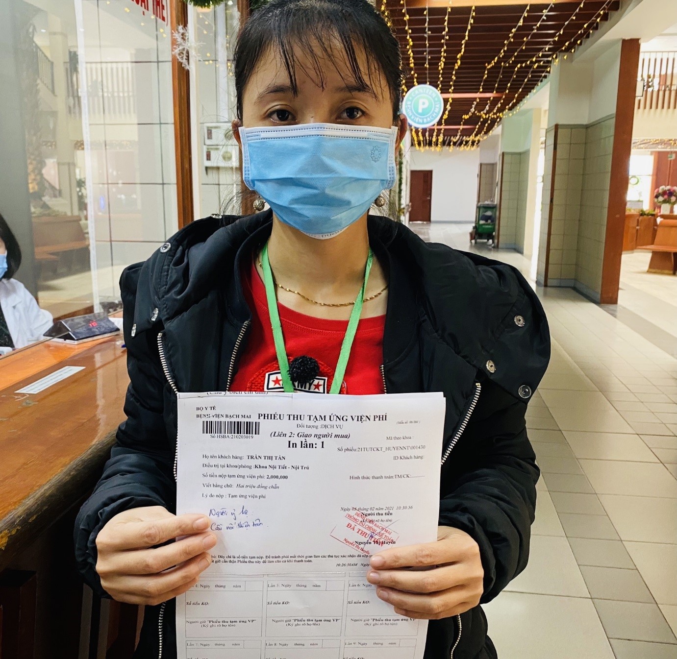 CAC NHA HAO TAM TRAO QUA CHO BENH NHAN CO HOAN CANH KHO KHAN TAI BENH VIEN BACH MAI1