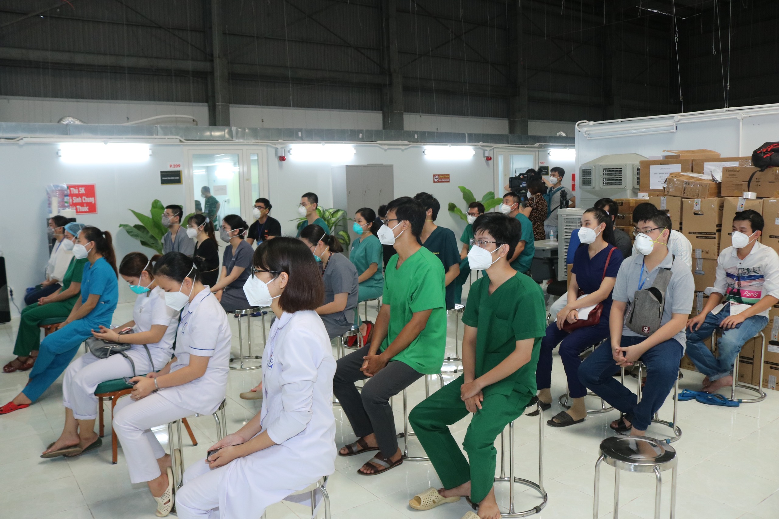 gan 500 bac si tham gia khoa dao tao hoi suc cap cuu co ban cua trung tam hstcnguoi benh covid19 bvbm1