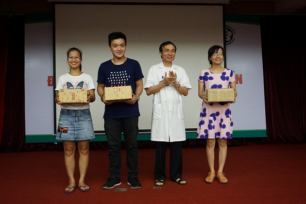 GS Mai trong khoa trao giai cho cac hoc vien xuat sac