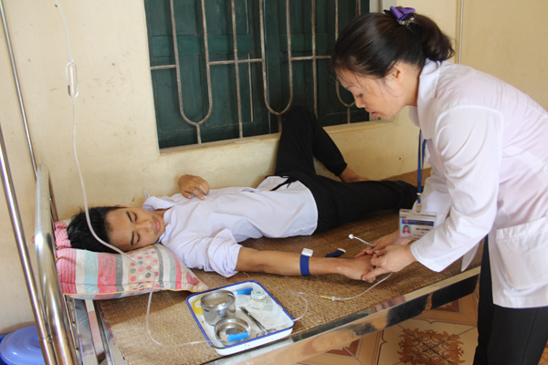 tham kham cho nguoi dan tai tram y te xa Dong tam