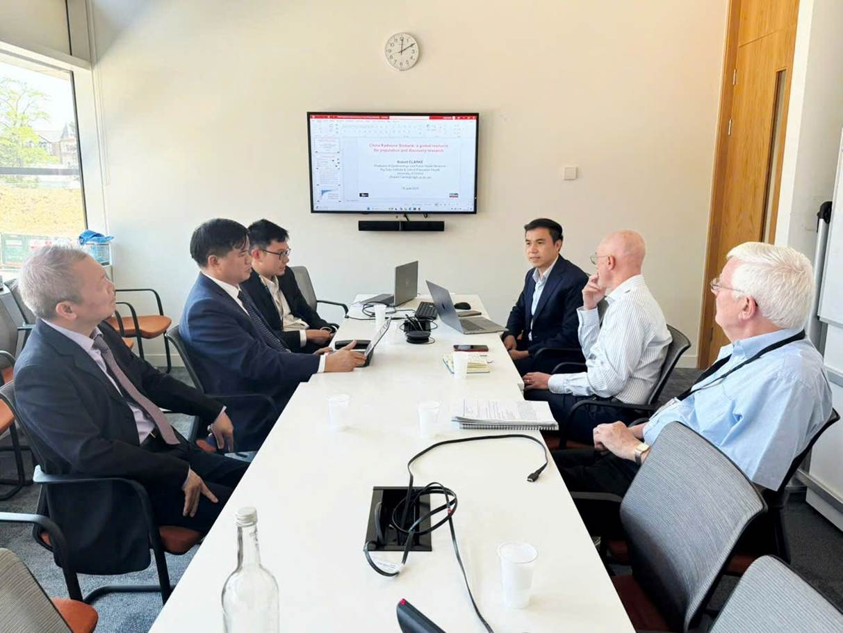 A group of men sitting at a table

AI-generated content may be incorrect.